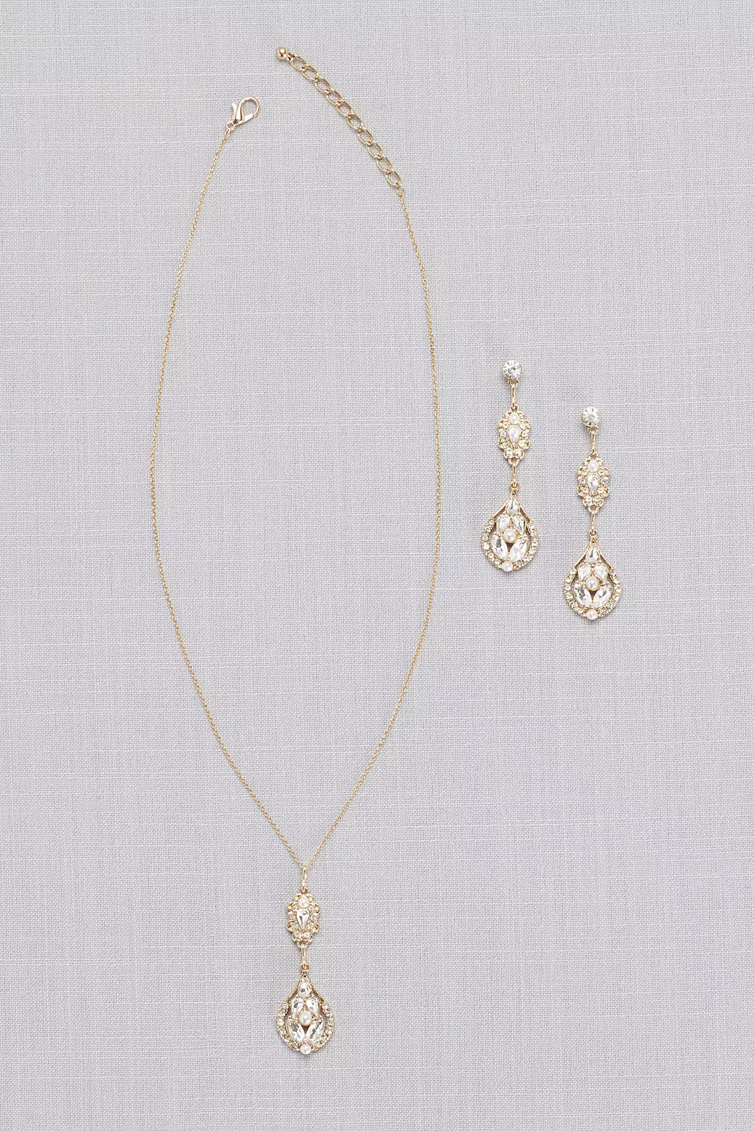Vintage-Inspired Crystal Cluster Necklace Image 3