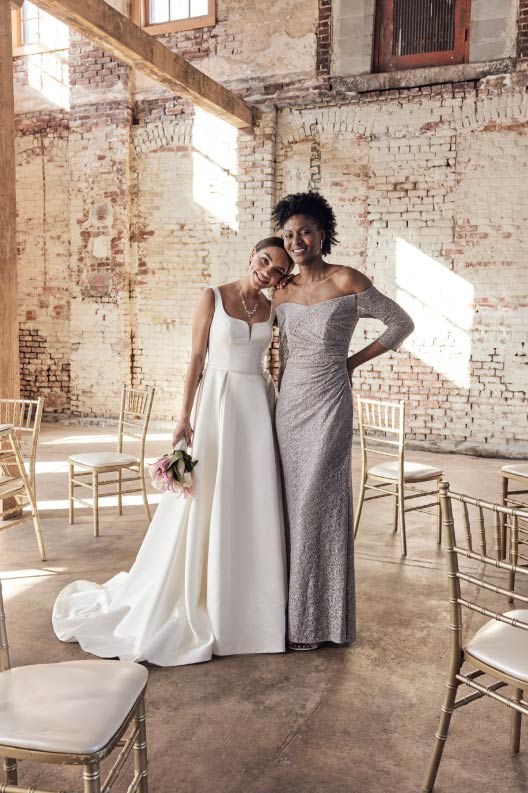 bride posing with her mother