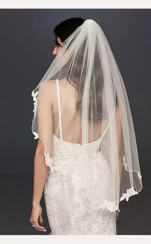 Simple and Elegent Crystal Beaded Short Bridal Veils with Lace Appliques ()  