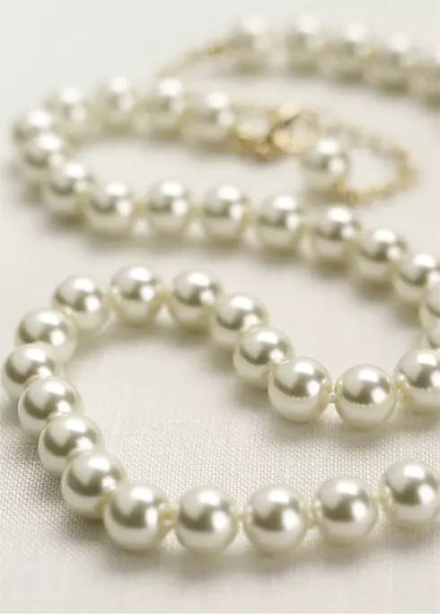 Short Pearl Necklace Image 1