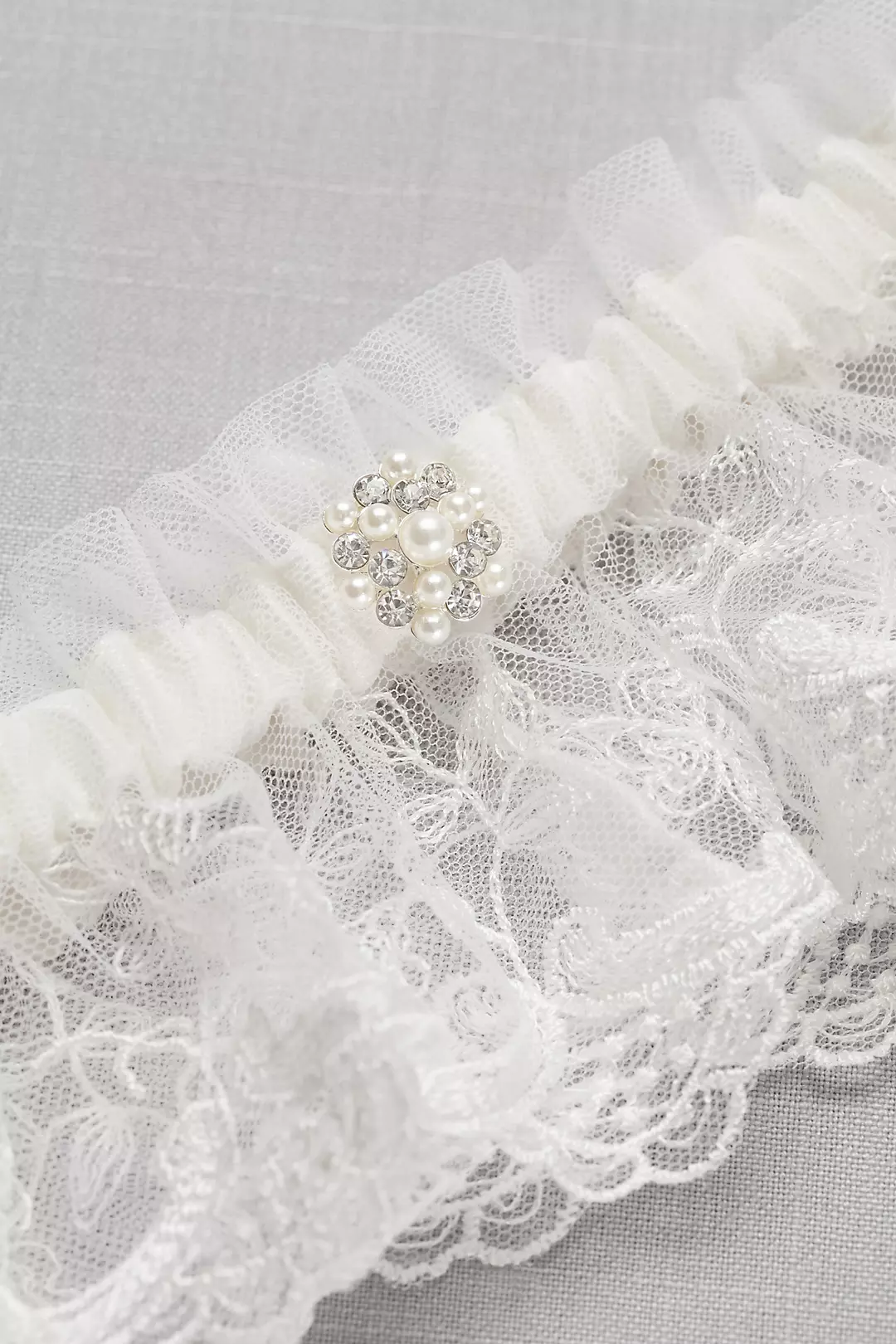 Scalloped Lace Garter with Pearl Detail Image 2