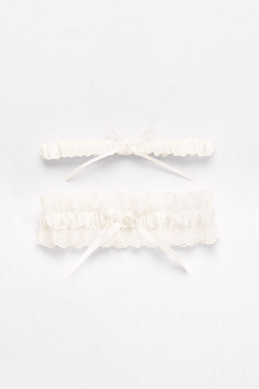 Ruffled Lace and Pearl Garter Set with Ribbon Bows Image 3