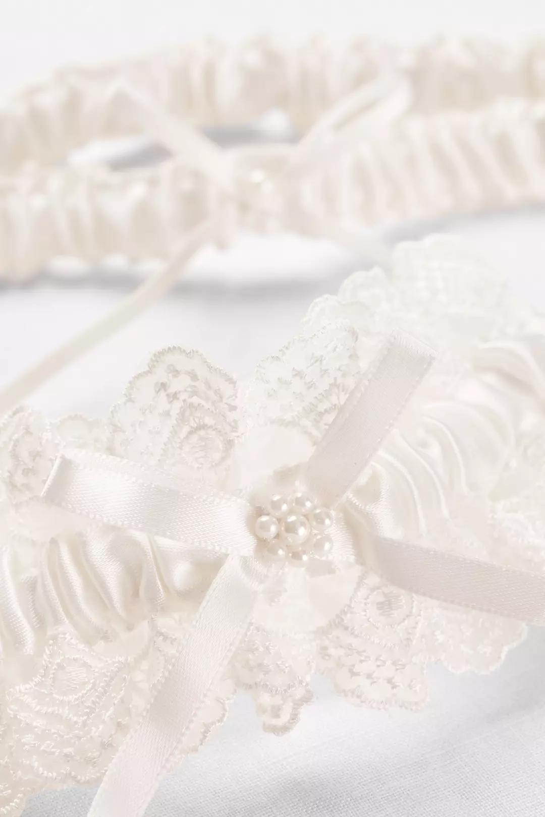Ruffled Lace and Pearl Garter Set with Ribbon Bows Image 2