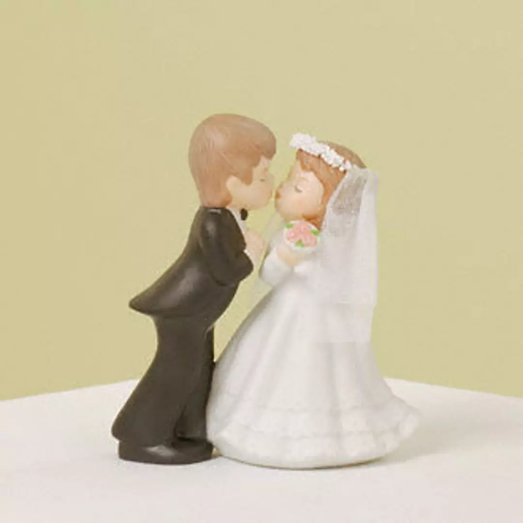 Kissing Couple Cake Top Image
