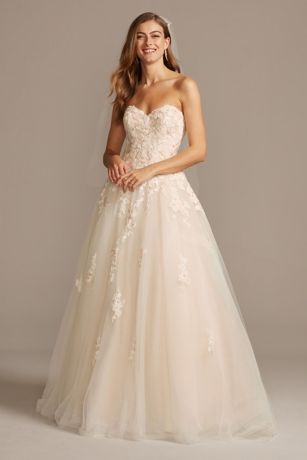 David's Bridal Collection Embroidered Lace Applique Ball Gown Wedding Dress in Solid White Size: 4 David's Bridal