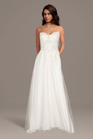 Picture of Strapless Tulle Ball Gown Wedding Dress