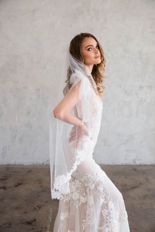 Picture of Floral Lace Tulle Fingertip Veil