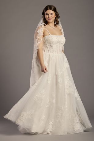 Picture of Floral Applique Fingertip Veil