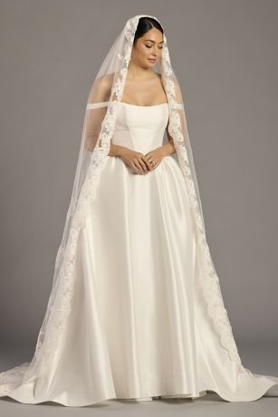 Picture of Scalloped Floral Lace Edge Cathedral Veil