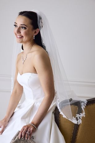 Picture of Leaf-Edge Tulle Fingertip Veil