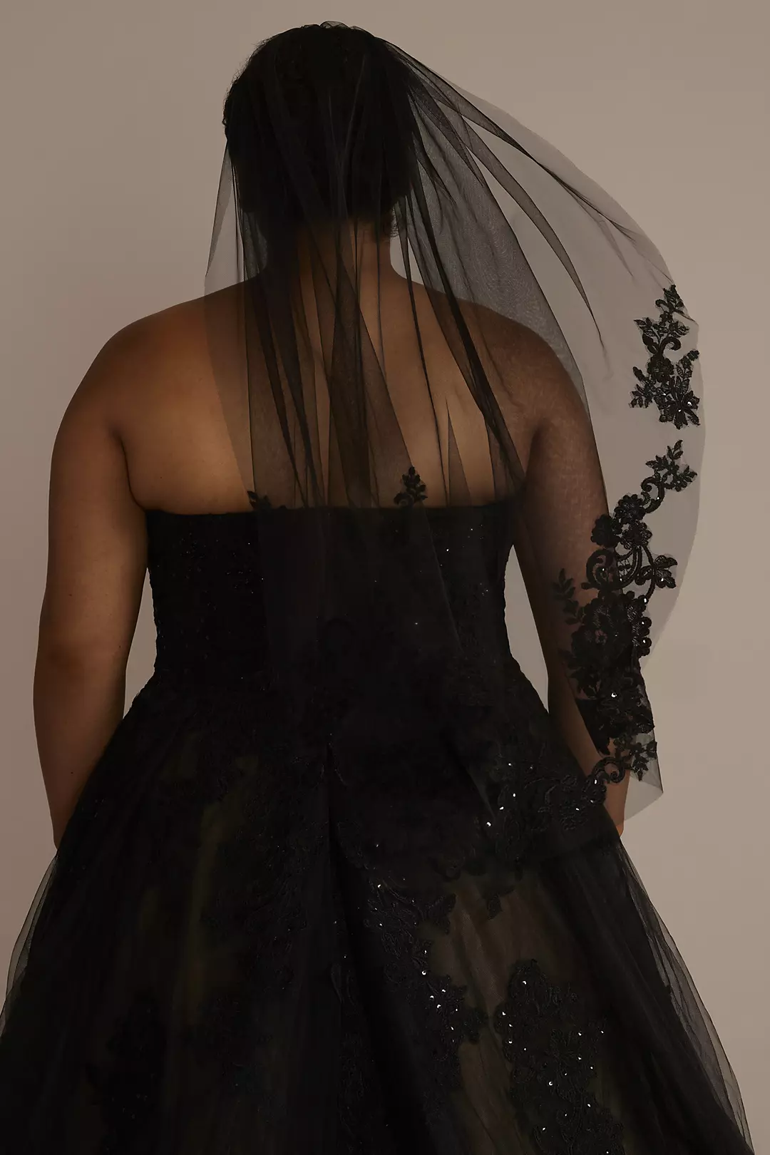 Lace-Trimmed Black Tulle Mid-Length Veil Image 2