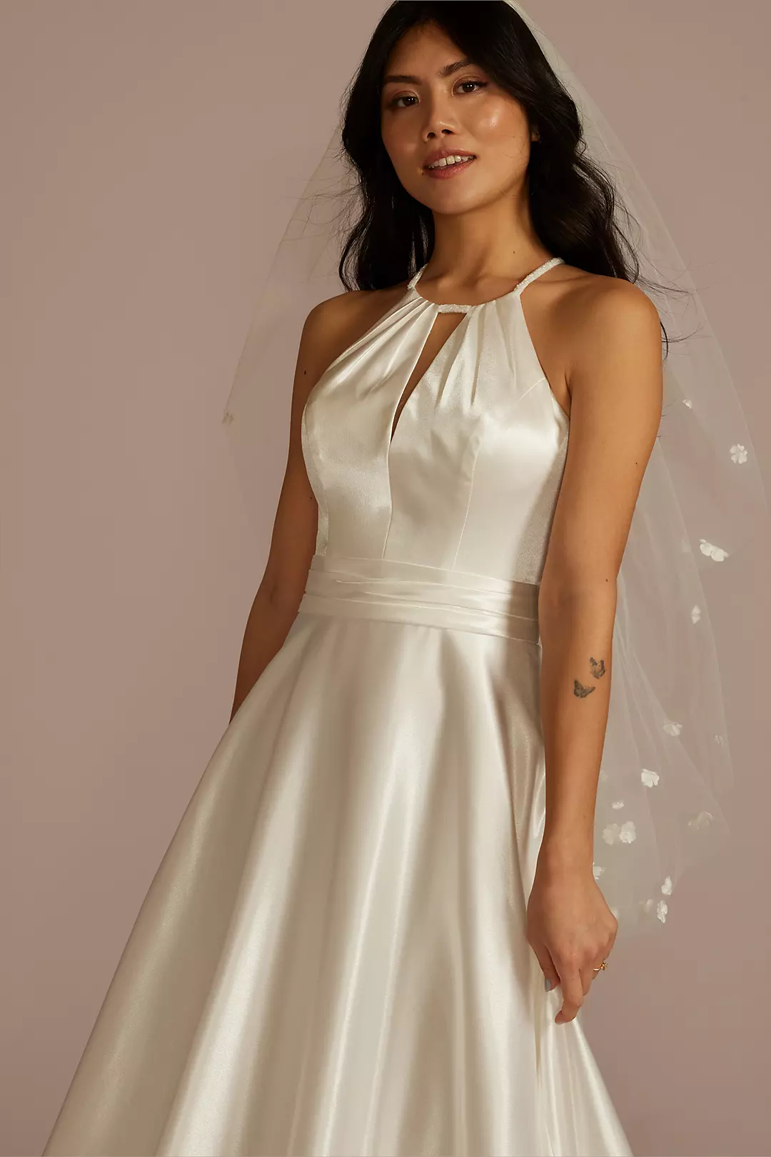 Flower and Pearl Embellished Mid-Length Veil Image
