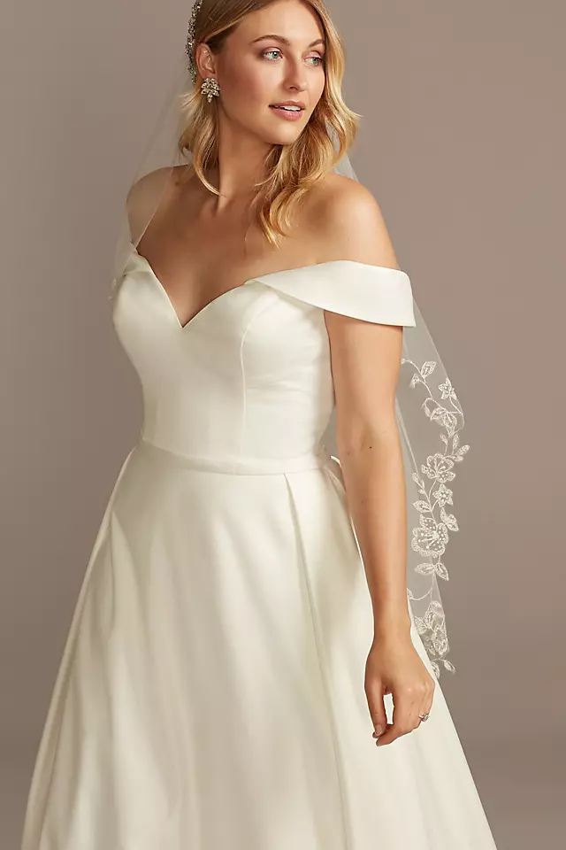 Floral Edge Mid-Length Veil with Beading Image