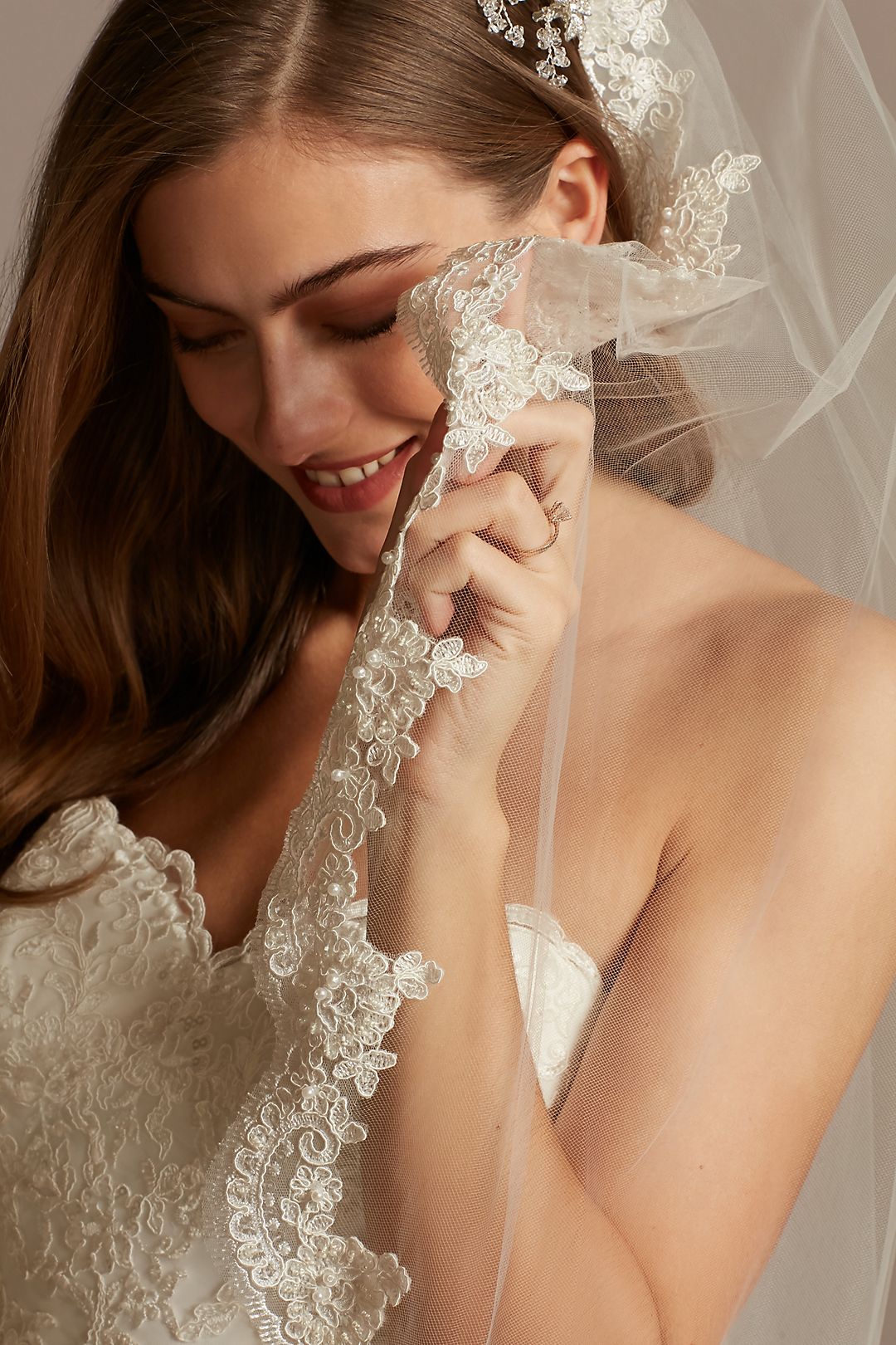 Tulle Fingertip Veil with Scalloped Lace Edge Image 3