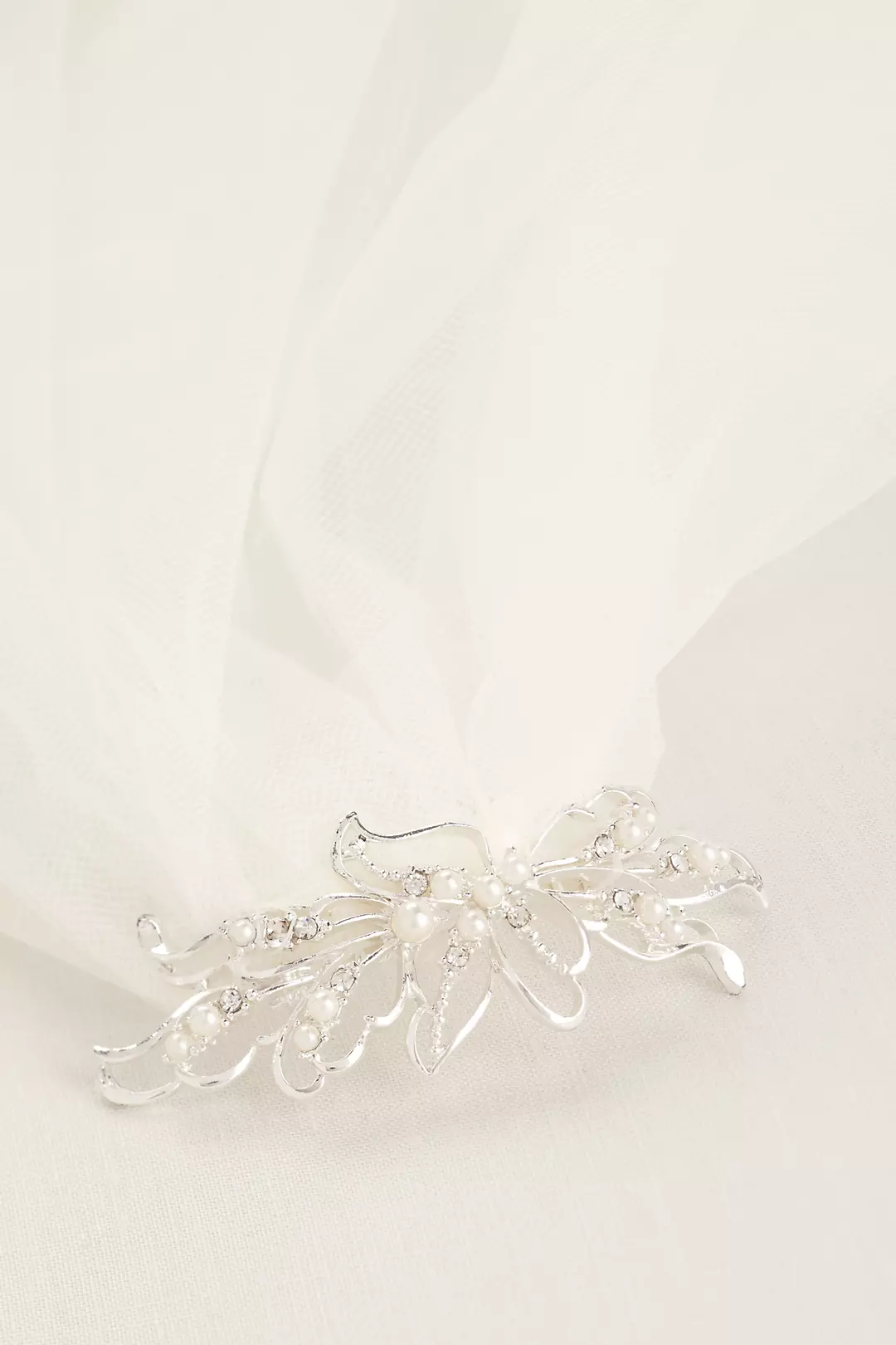 Short Veil with Pearl Wire Flower Comb Image