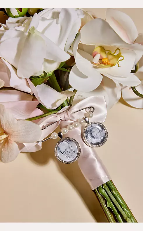Pearl and Rhinestone Bouquet Photo Pin Image 4