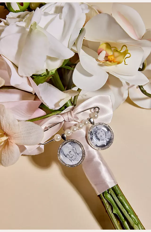 Pearl and Rhinestone Bouquet Photo Pin Image 4
