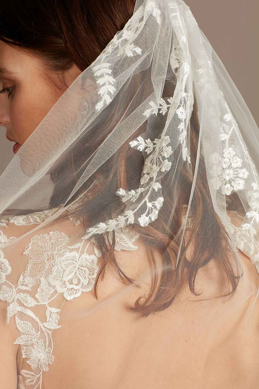 Fashion Fingertip Length Veil Popular Pearls Cascading Bridal Veil